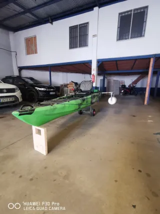 Kayak de pesca con motor eléctrico