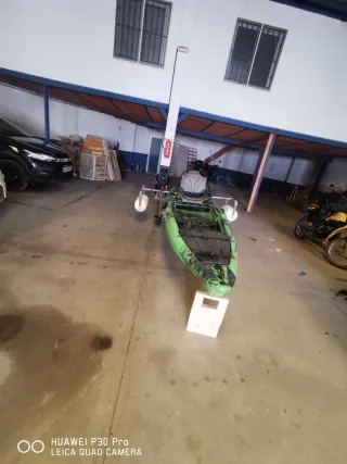 Kayak de pesca con motor eléctrico