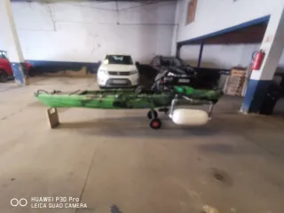 Kayak de pesca con motor eléctrico