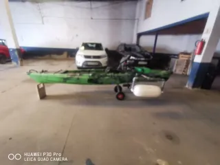 Kayak de pesca con motor eléctrico