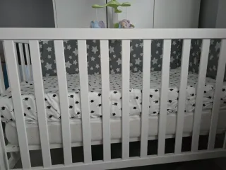 Culla bianca per neonati con mobile musicale