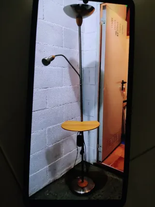 Lámpara de pie con mesita auxiliar