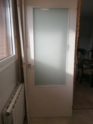 Puerta blanca con cristal translúcido