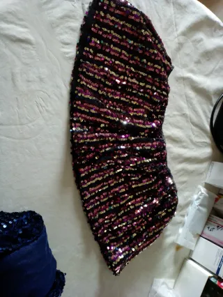 Ropa con lentejuelas doradas y moradas