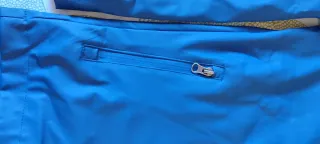 Chubasquero azul de 158cm.