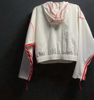 Chaqueta Adidas blanca y roja con etiqueta