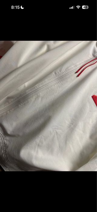Chaqueta Adidas blanca y roja con etiqueta