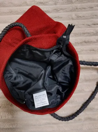 Conjunto bolso y bufanda granate.