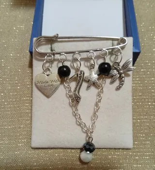 Spilla artigianale stile retrò con ciondoli