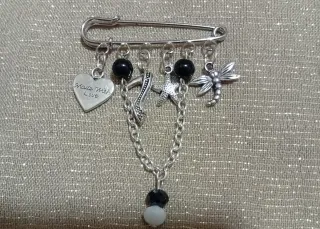 Spilla artigianale stile retrò con ciondoli