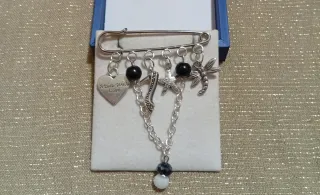 Spilla artigianale stile retrò con ciondoli