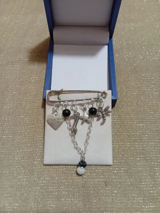 Spilla artigianale stile retrò con ciondoli