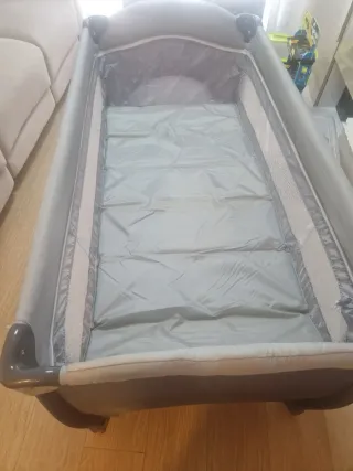 Cuna de viaje con etiqueta