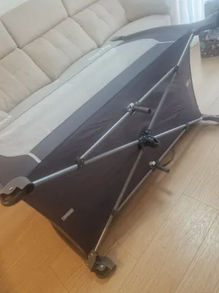 Cuna de viaje con etiqueta