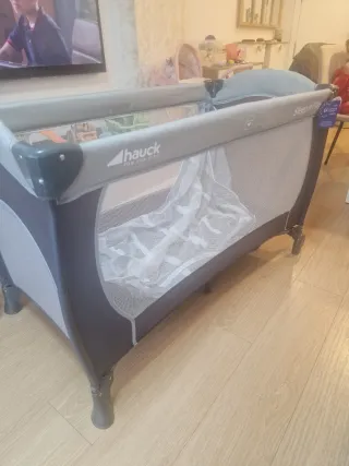 Cuna de viaje con etiqueta