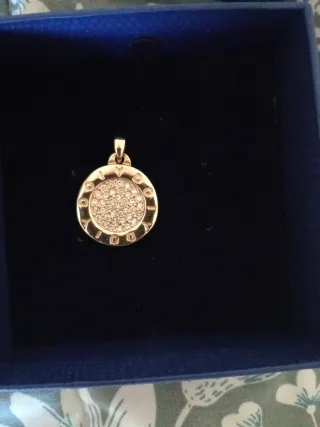 Colgante dorado con circonitas