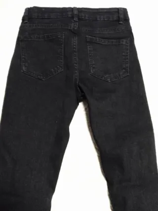 Vaqueros negros rotos