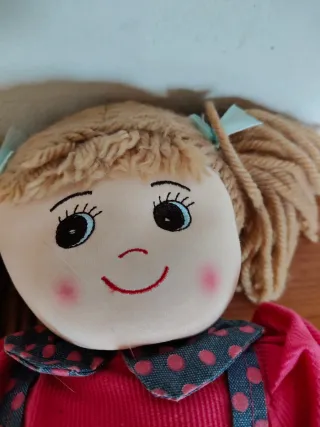 Bambola in stoffa con capelli biondi