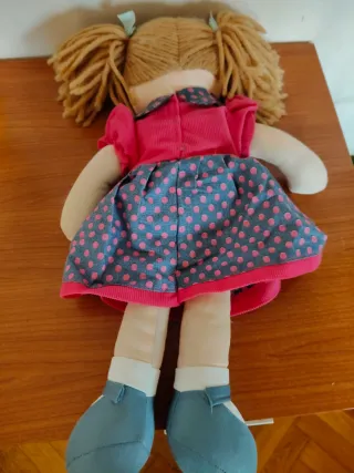 Bambola in stoffa con capelli biondi