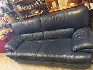Sofá de piel azul