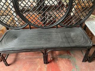 Banco de ratán negro con respaldo circular