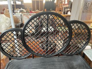 Banco de ratán negro con respaldo circular