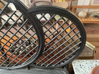 Banco de ratán negro con respaldo circular