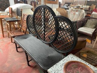 Banco de ratán negro con respaldo circular