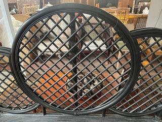 Banco de ratán negro con respaldo circular