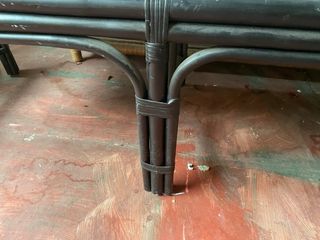 Banco de ratán negro con respaldo circular