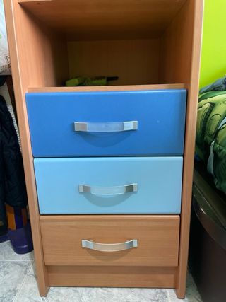 Armario madera y cajones azules