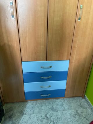 Armario madera y cajones azules