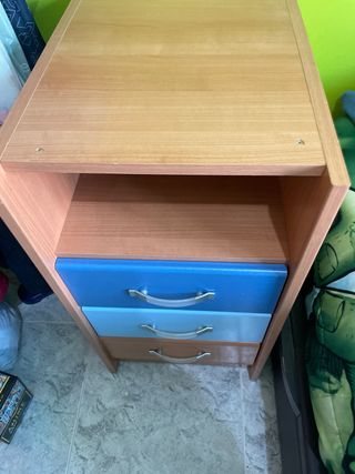 Armario madera y cajones azules