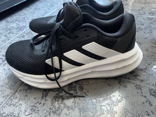 Zapatillas Adidas Negras y Blancas