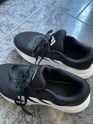 Zapatillas Adidas Negras y Blancas