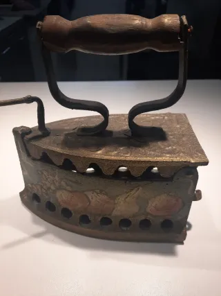 Plancha de hierro antigua decorada