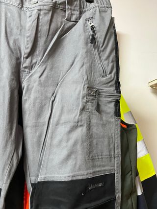 Pantalones de trabajo grises y negros