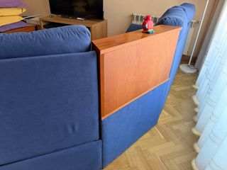 Sofá rinconera azul con sillón reclinable central