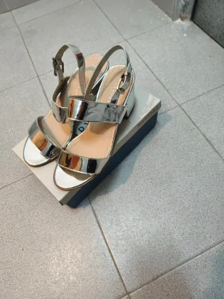 Sandalias plateadas tacón Marypaz (1 uso)