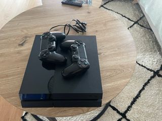 PS4 (PlayStation 4) + 2 comandi + 3 giochi