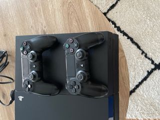 PS4 (PlayStation 4) + 2 comandi + 3 giochi