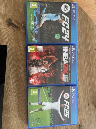 PS4 (PlayStation 4) + 2 comandi + 3 giochi
