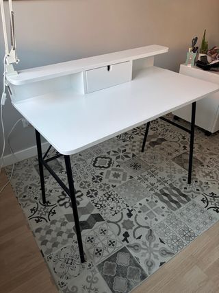 Mesa de estudio blanca y negra