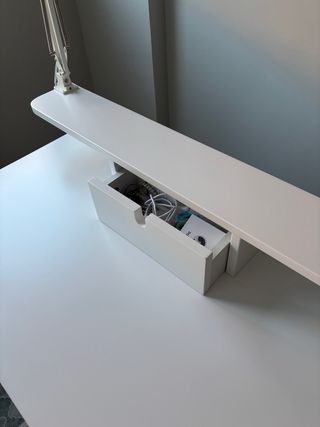 Mesa de estudio blanca y negra