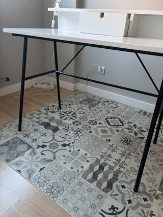 Mesa de estudio blanca y negra