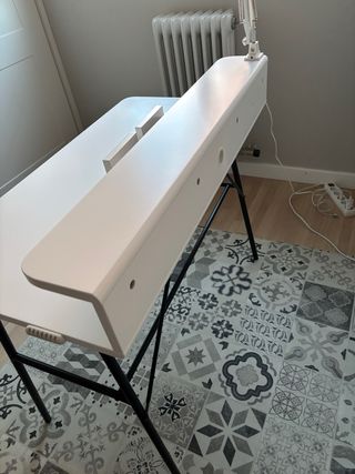 Mesa de estudio blanca y negra