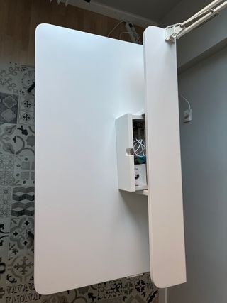 Mesa de estudio blanca y negra