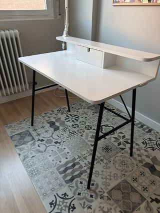 Mesa de estudio blanca y negra