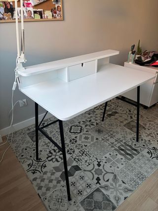 Mesa de estudio blanca y negra