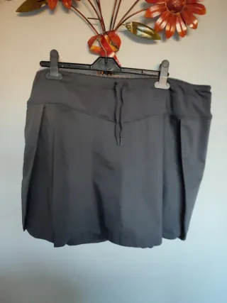 Falda deportiva gris